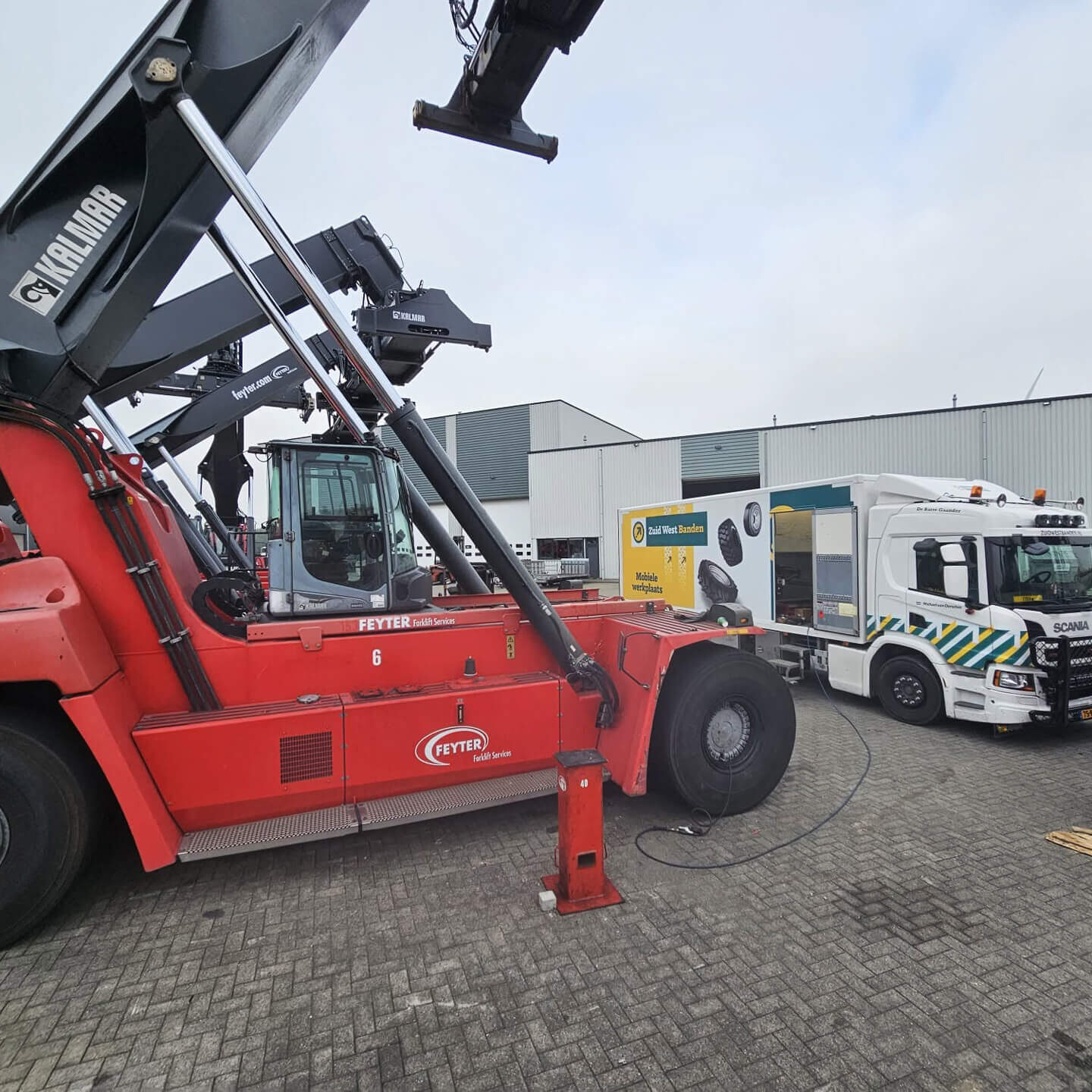 zwb-industriebanden-reachstackers